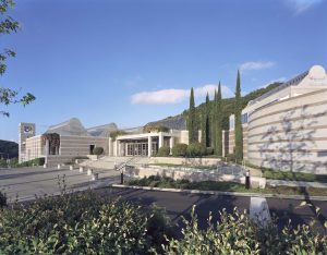 Skirball_Architecture - Lombardi House Skirball Cultural Center in Los Angeles, a modern cultural and event venue featuring stone architecture, open courtyards, and garden terraces.