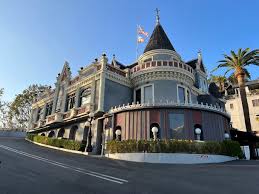 - Lombardi House Historic Los Angeles event venue with ornate castle-style architecture and a grand entrance, suitable for weddings, proms, and private celebrations.