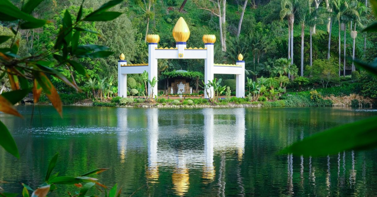 Self-Realization Fellowship Lake Shrine - Lombardi House Self-Realization Fellowship Lake Shrine